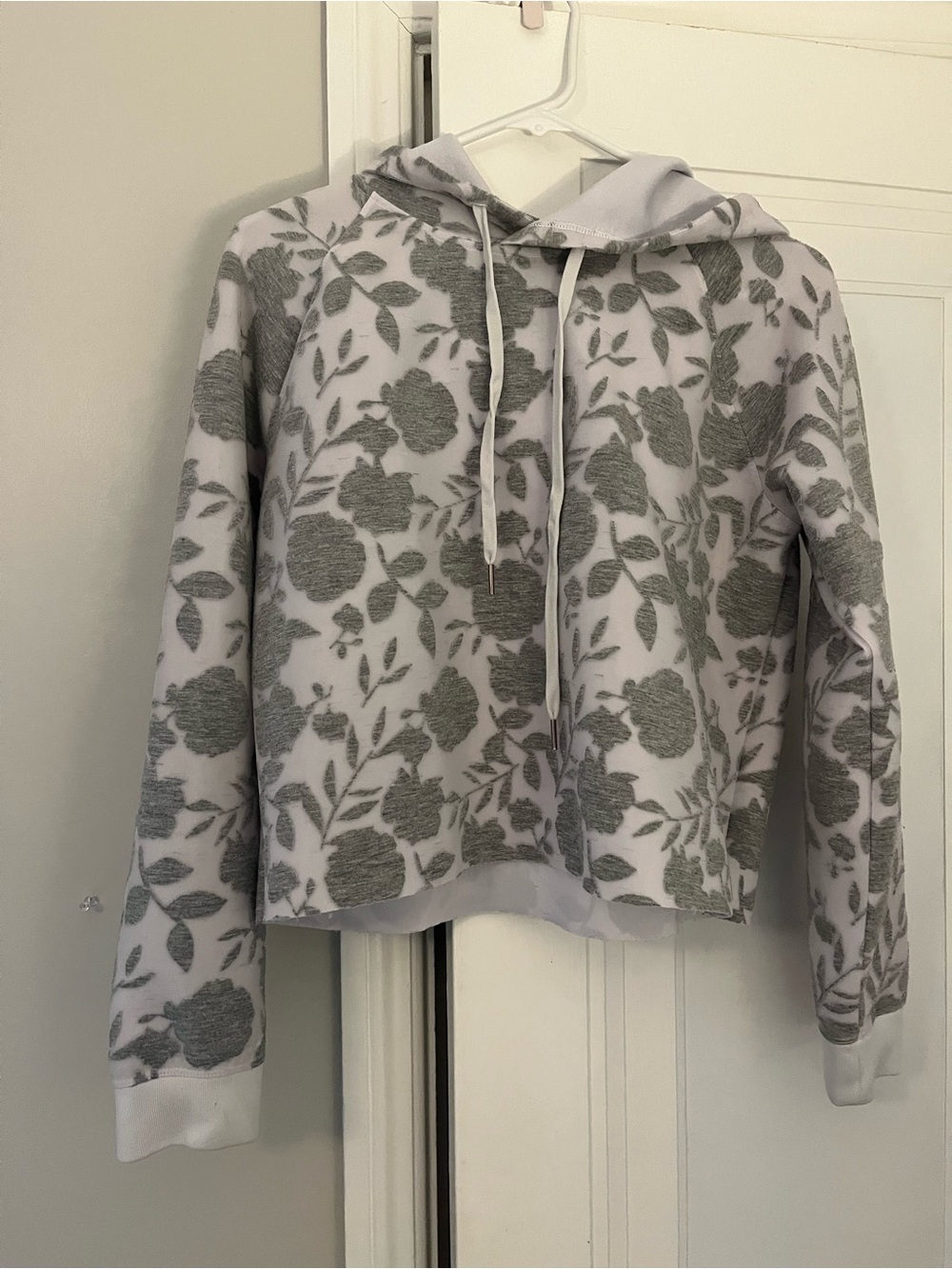 CALIA by Carrie Underwood Light Gray & White Floral Hoodie
